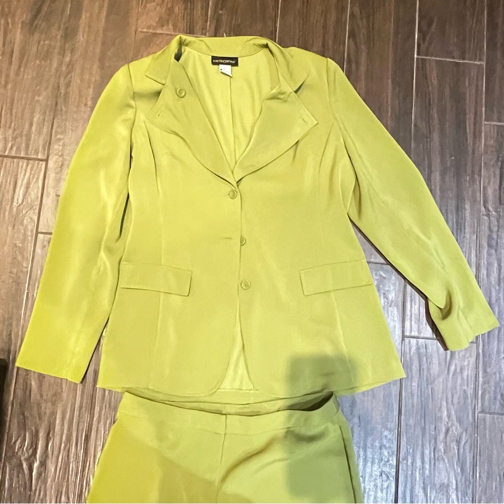 Metro Style Olive Green Women’s size 14T 2 piece Pant Suit. Pre-owned